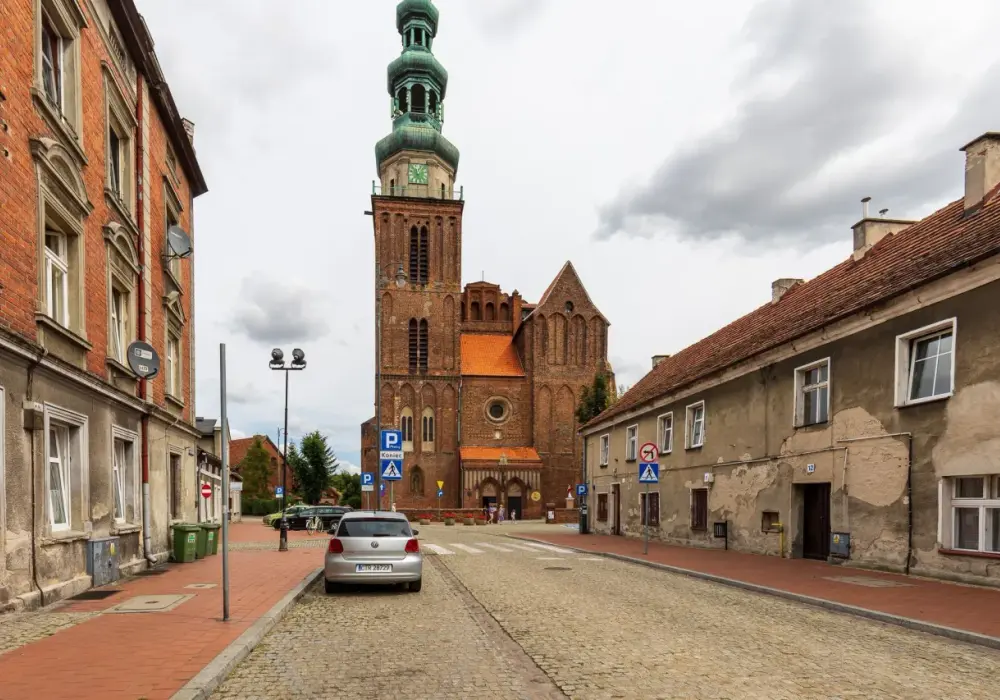 Chełmża na spacer - konkatedra, rynek i wieża ciśnień