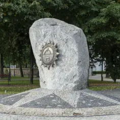 Pomnik w Suchowoli z herbem miasta i koniem. Kamienna konstrukcja z mozaikową podstawą.