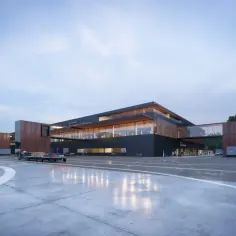 Nowoczesne lotnisko nad morzem, z samolotem i bagażami na płycie.