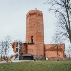 Wieża w Kruszwicy, z kręconymi schodami na zewnątrz, to świetne kruszwica atrakcje dla dzieci. Wyobraźcie sobie, że to zamek rycerza!