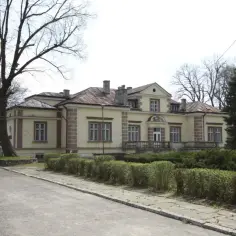 Dawny dwór, gdzie niegdyś znajdowały się **hadle szklarskie**, otoczony jest zielenią.