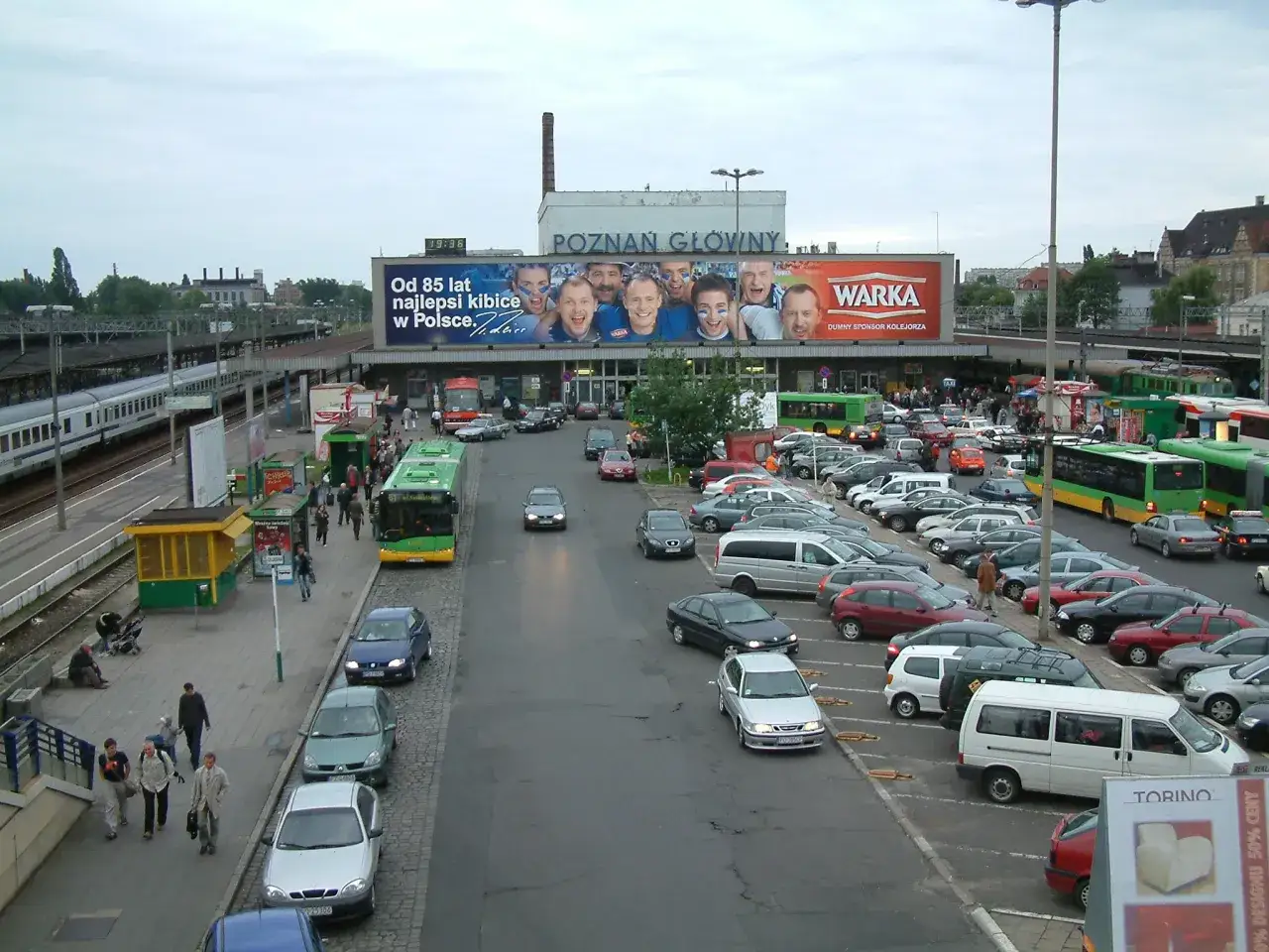 Z dworca głównego w Poznaniu na Stary Rynek: autobusy miejskie i tramwaje czekają na pasażerów.