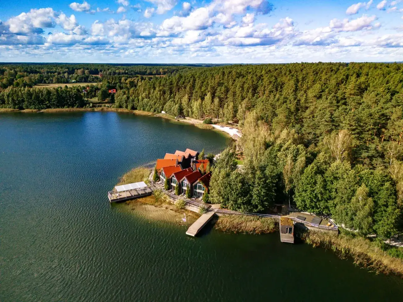 Malownicze Jezioro Wygonin z domkami nad wodą. Sprawdź aktualny cennik pobytu i atrakcji.