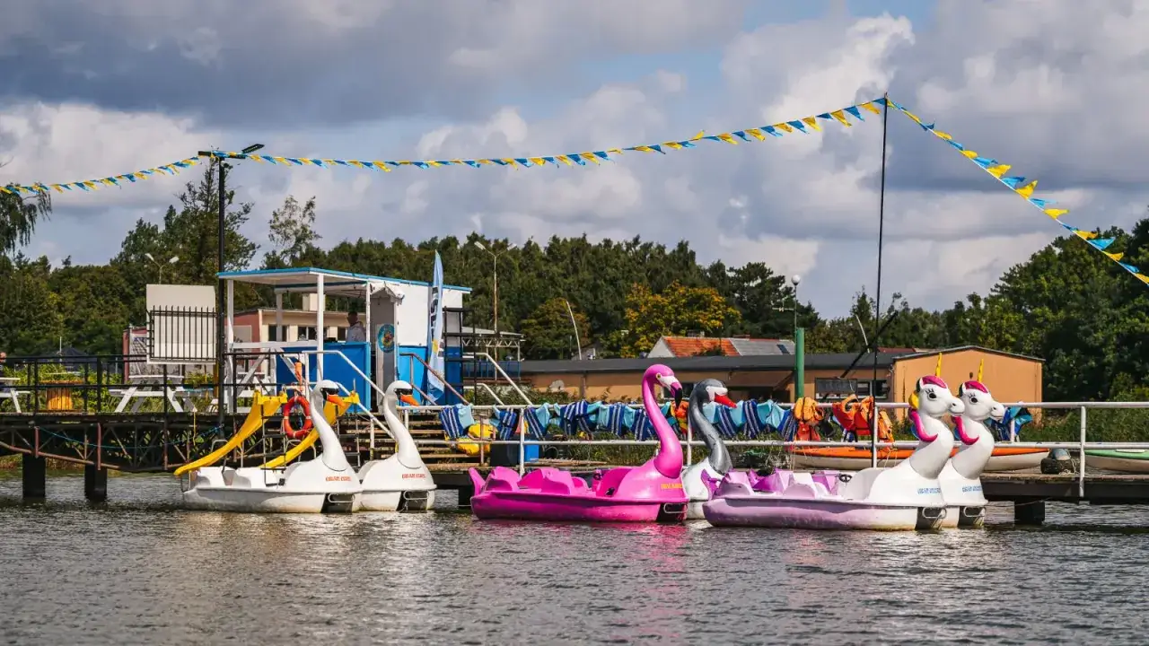 Łódki w kształcie łabędzi, flamingów i jednorożców czekają na gości w Mielnie aquapark.