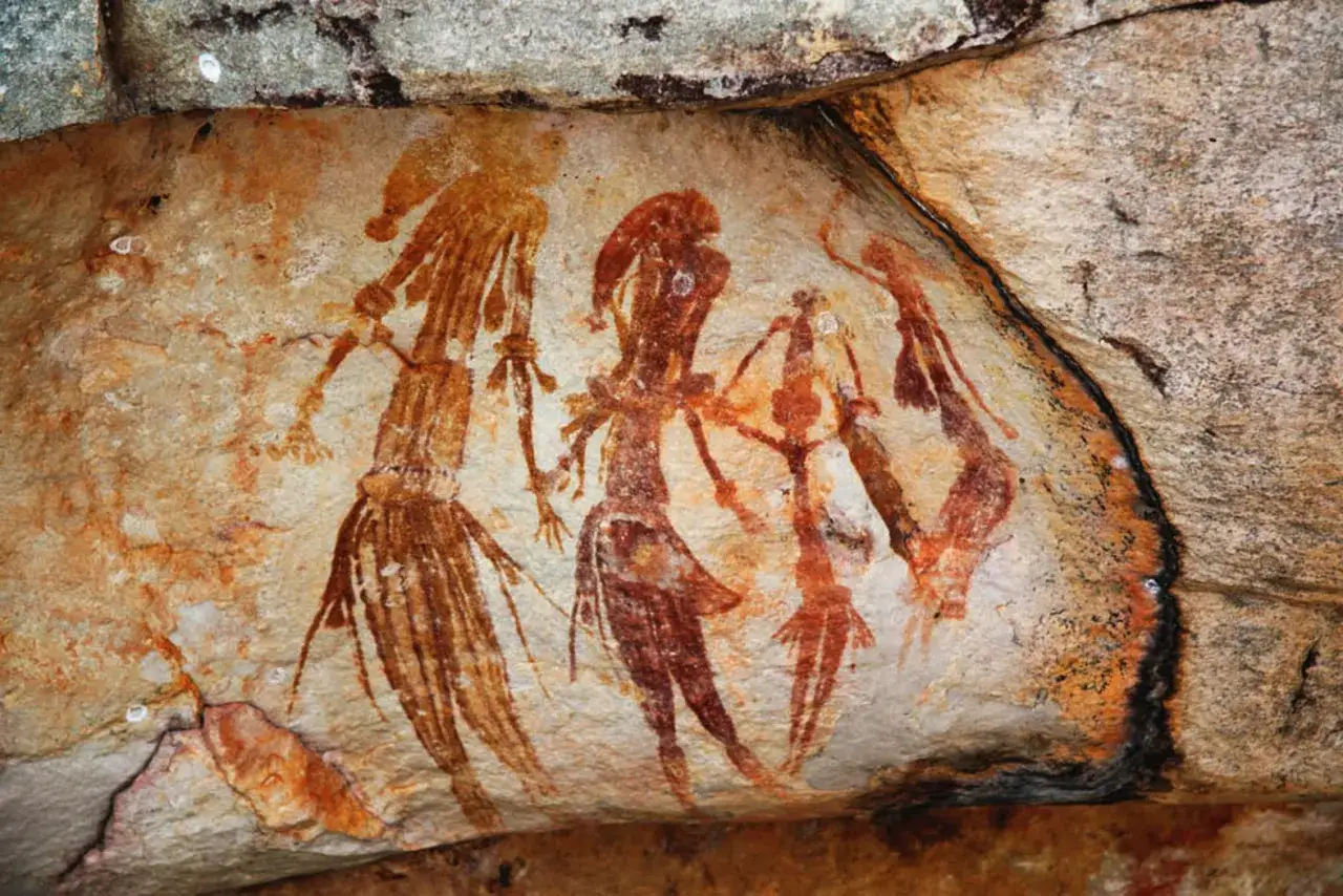 Starożytne malowidła naskalne w Australii, przedstawiające postacie ludzkie. Fascynujące ciekawostki o Australii ukryte w sztuce aborygeńskiej.