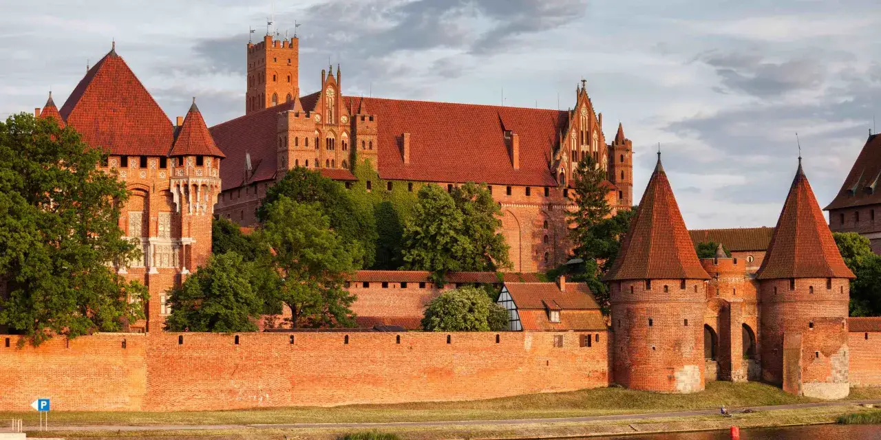 Zamek w Malborku, jedna z 10 najciekawszych atrakcji turystycznych w Polsce, imponuje ceglaną architekturą i potęgą.