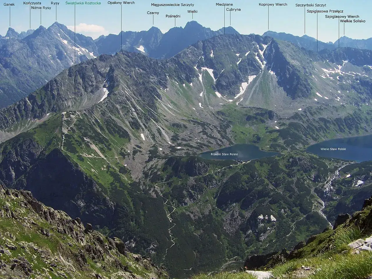 Widok na Tatry z Rysami, najwyższym szczytem Tatr, w tle. Jeziora Morskie Oko i Wielki Staw Polski.