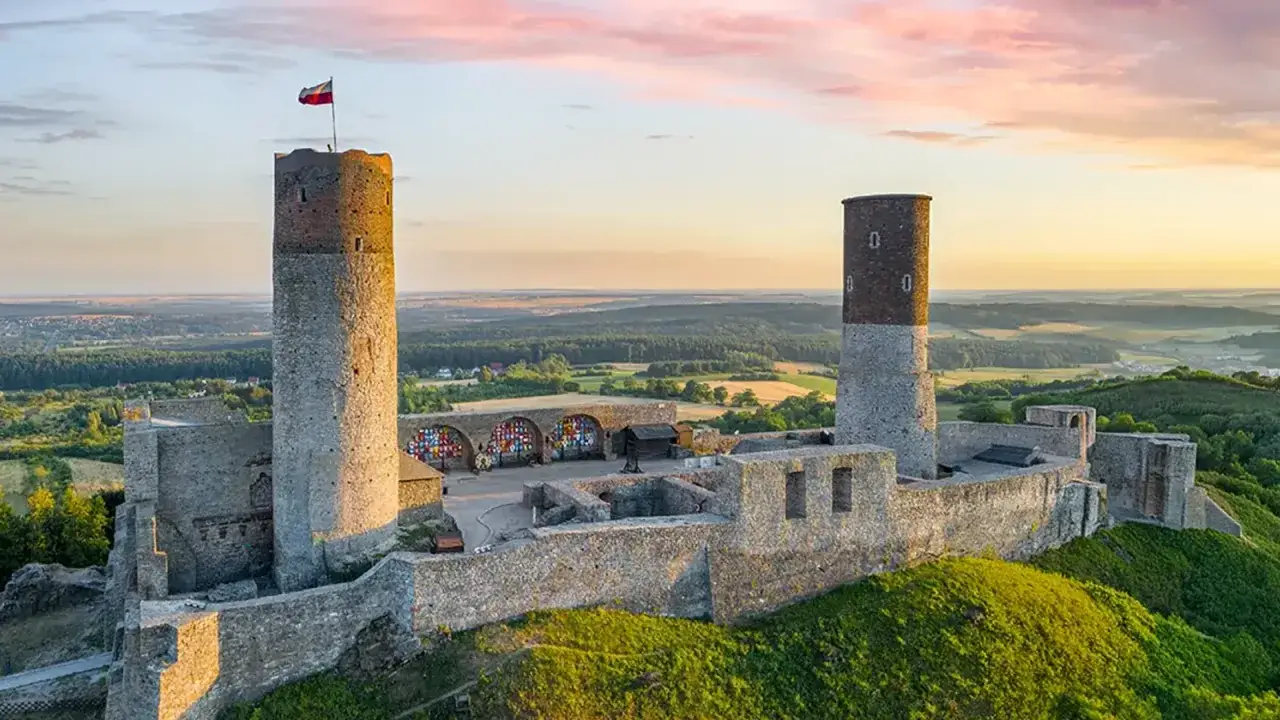 Zamek Chęciny o zachodzie słońca. Sprawdź zamek Chęciny cennik i zaplanuj wizytę w tym historycznym miejscu.