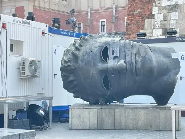 Eros Bendato Mitoraja w Krakowie - Co oznacza ta rzeźba?