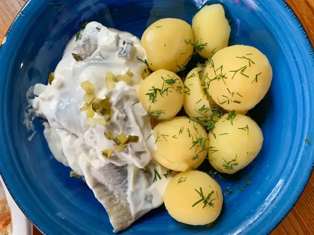 Śledź w śmietanie z koperkiem i młodymi ziemniakami. Prawdziwy smak Helu, jak z najlepszej restauracji na Helu!